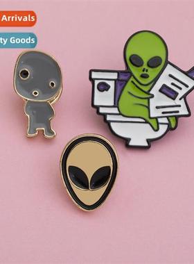 New Halloween Brooch ET Alien Watching Newspaper Badge Carto