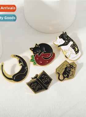 2022 new strawberry cat metal brooch black and whe cat big c