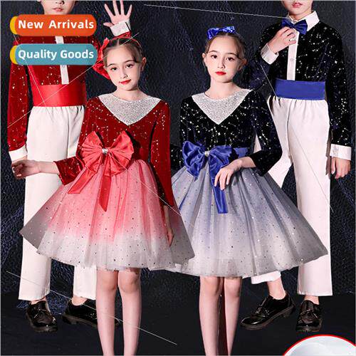 Childrens long-sleeved choral permance unims elementary scho
