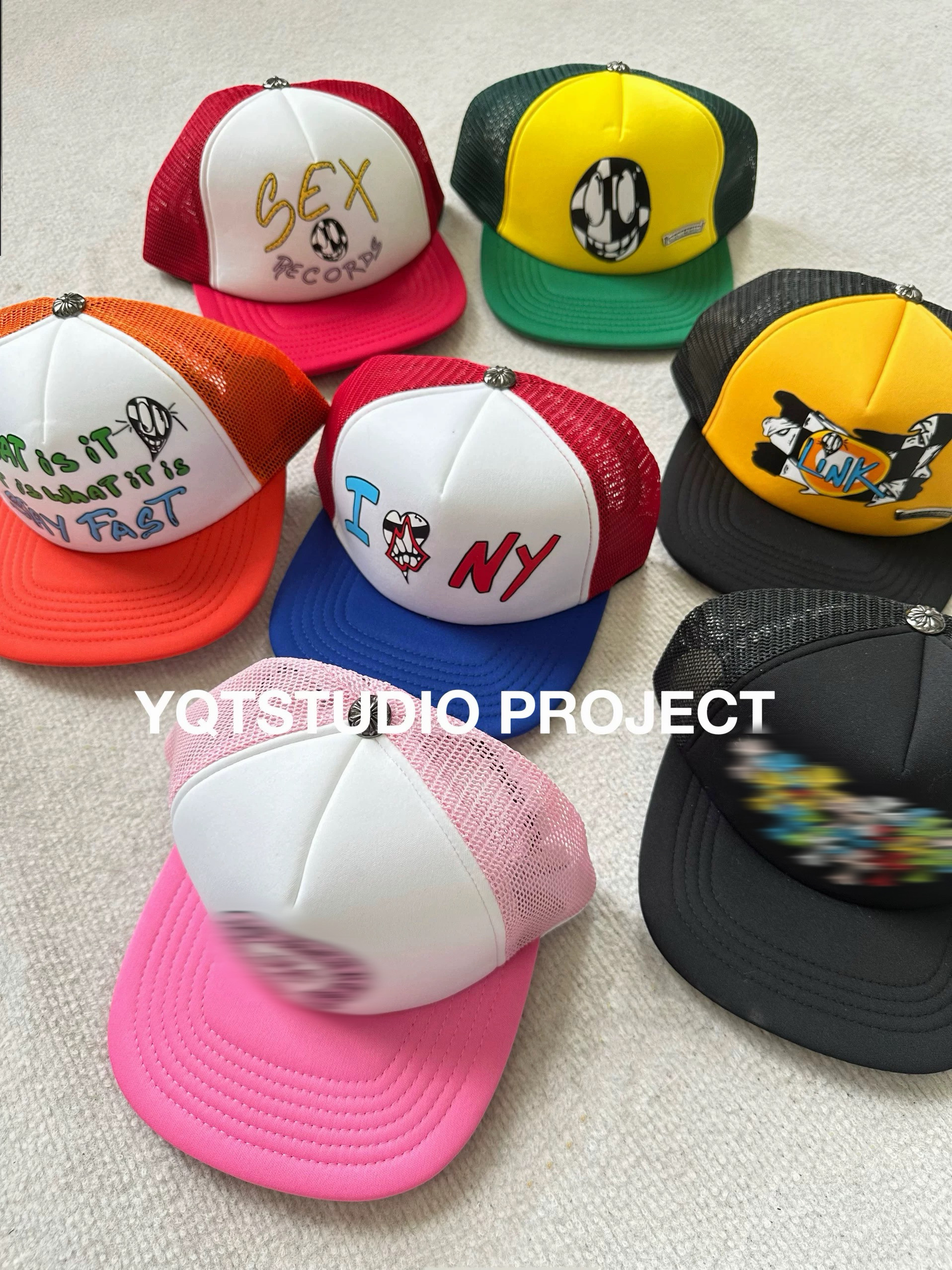 YQTSTUDIO 涂鸦嘴唇SEX字母彩色拼接头马蹄花潮流网眼货车帽潮