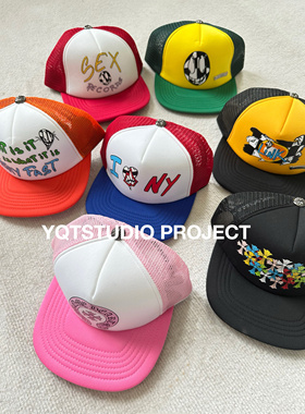 YQTSTUDIO 涂鸦嘴唇SEX字母彩色拼接头马蹄花潮流网眼货车帽潮