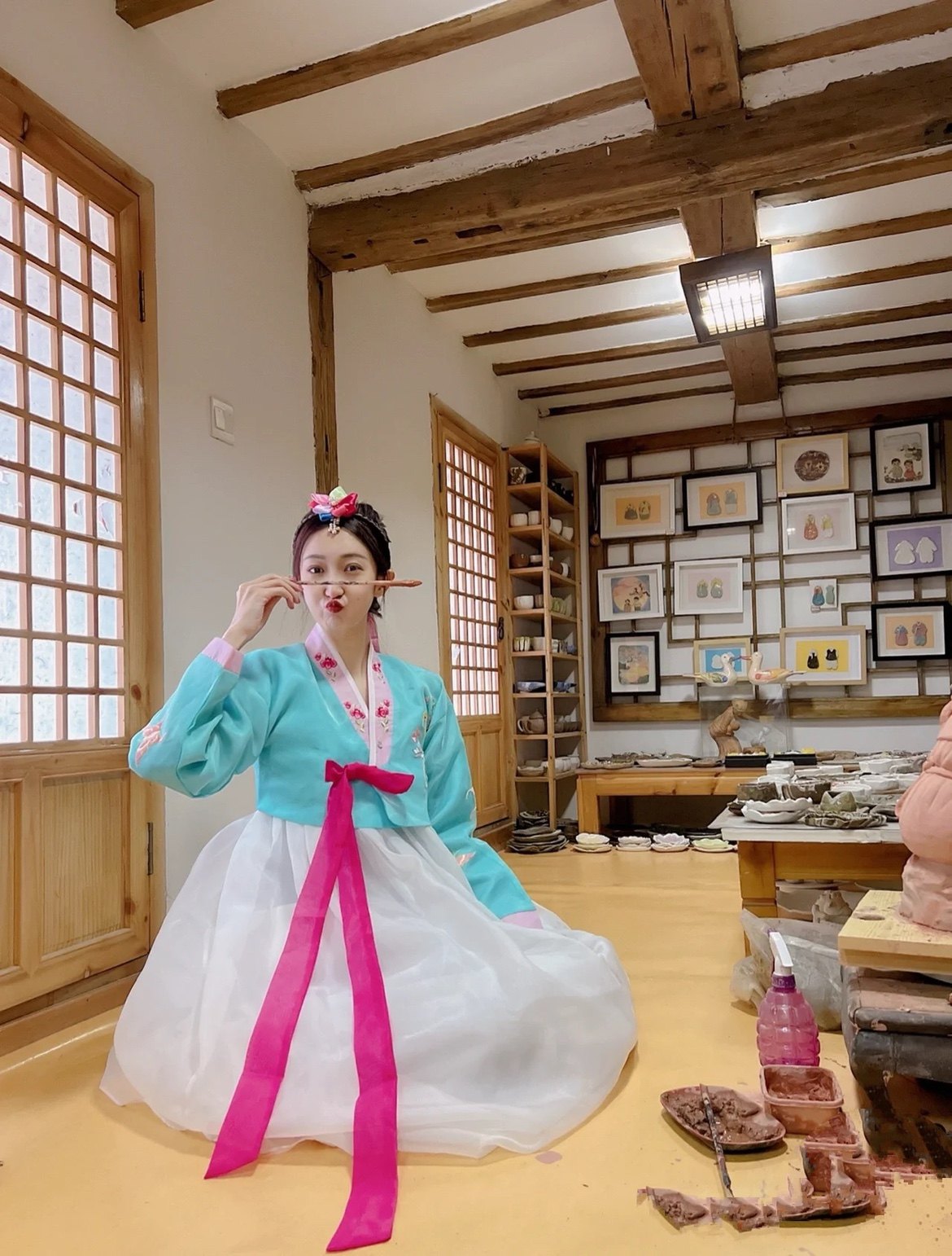 韩国宫廷礼服传统改良绣花韩服女朝鲜族民族风舞蹈服演出写真服饰