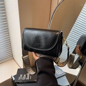 今年流行2026新款复古小方包简约油蜡皮单肩包洋气宽肩带斜挎包女