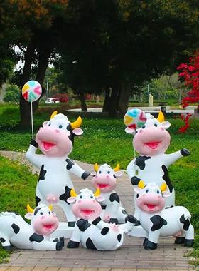 户外仿真卡通奶牛雕塑花园林广商场售楼部景区玻璃钢装饰模型摆件