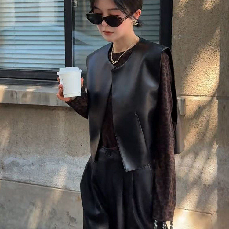 暗黑风黑色皮质PU马甲女2026春季无袖圆领通勤外搭时髦设计感上衣