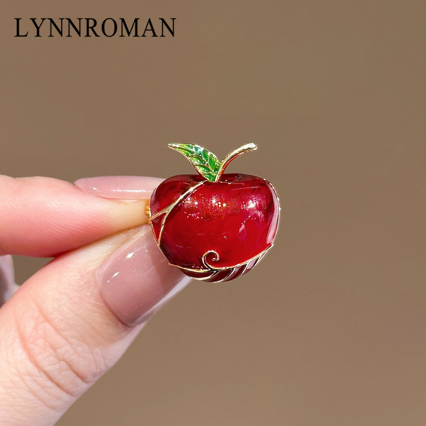 LYNNROMAN苹果胸针女时尚个性气质轻奢胸花高级感别针配饰大衣扣