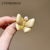 LYNNROMAN砂金拉丝高档气质蝴蝶胸针女2026新款 轻奢珍珠水钻别针