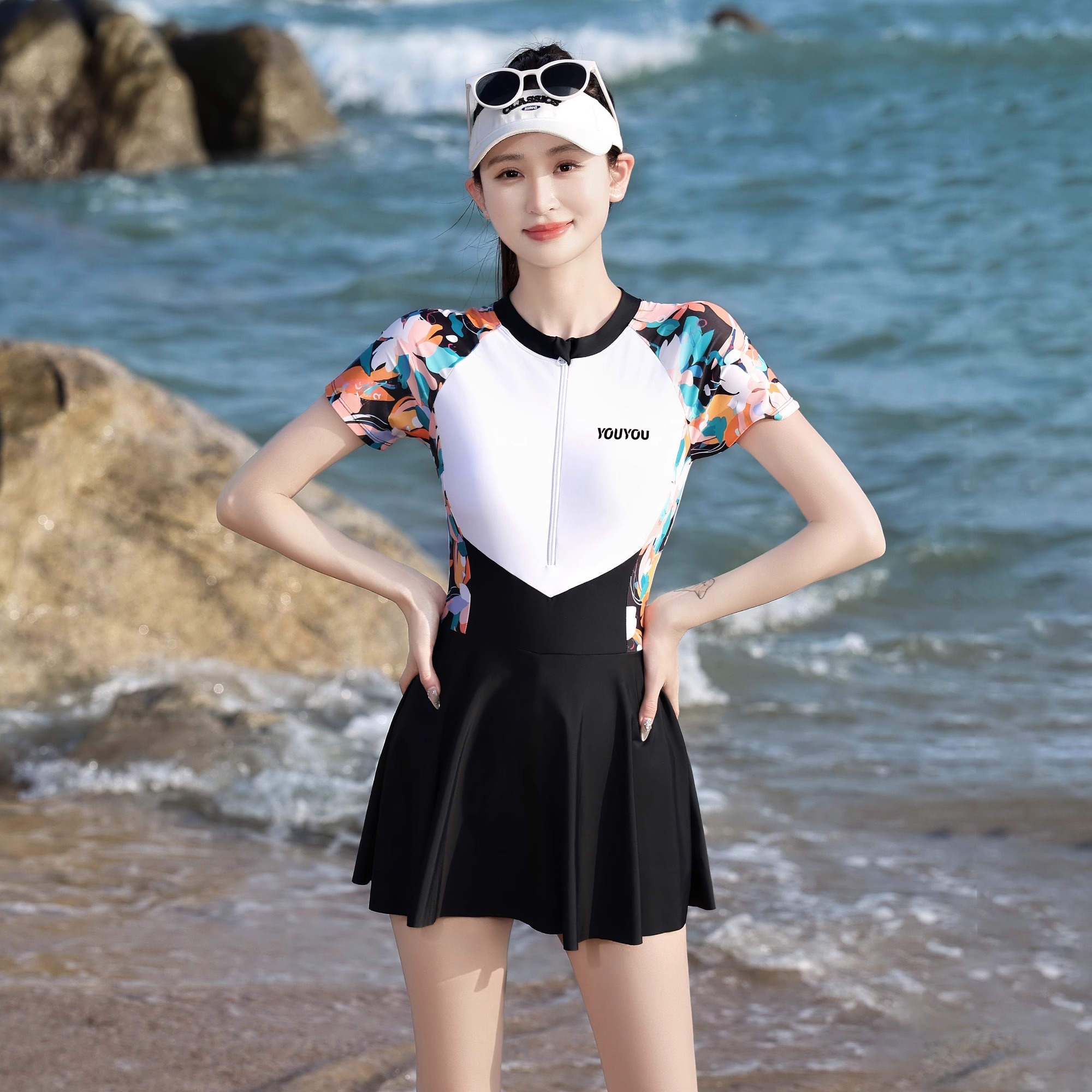 新款连体运动款式泡温泉泳衣