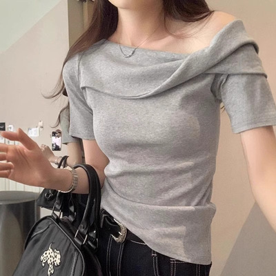 独特夏日绝美高级设计感灰色斜肩短袖T恤女夏修身漂亮露肩小上衣