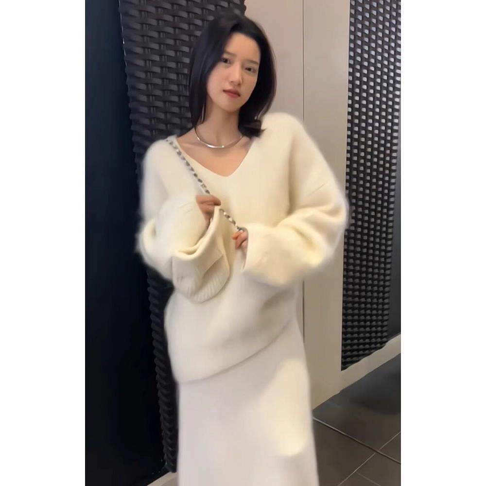 香港2025爆款茶系穿搭一整套白色v领针织毛衣两件套装裙女秋冬款