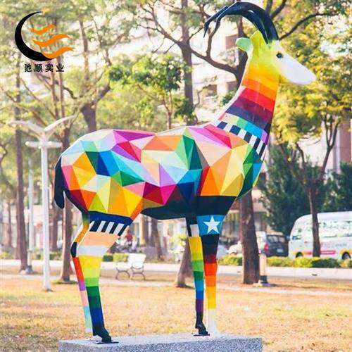 户外大型卡通雕塑玻璃钢几何熊切面动物兔子园林景观美陈装饰摆件