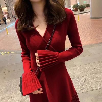 欧洲站2025秋冬新款时髦V领喇叭收腰显瘦气质针织打底百褶连衣裙