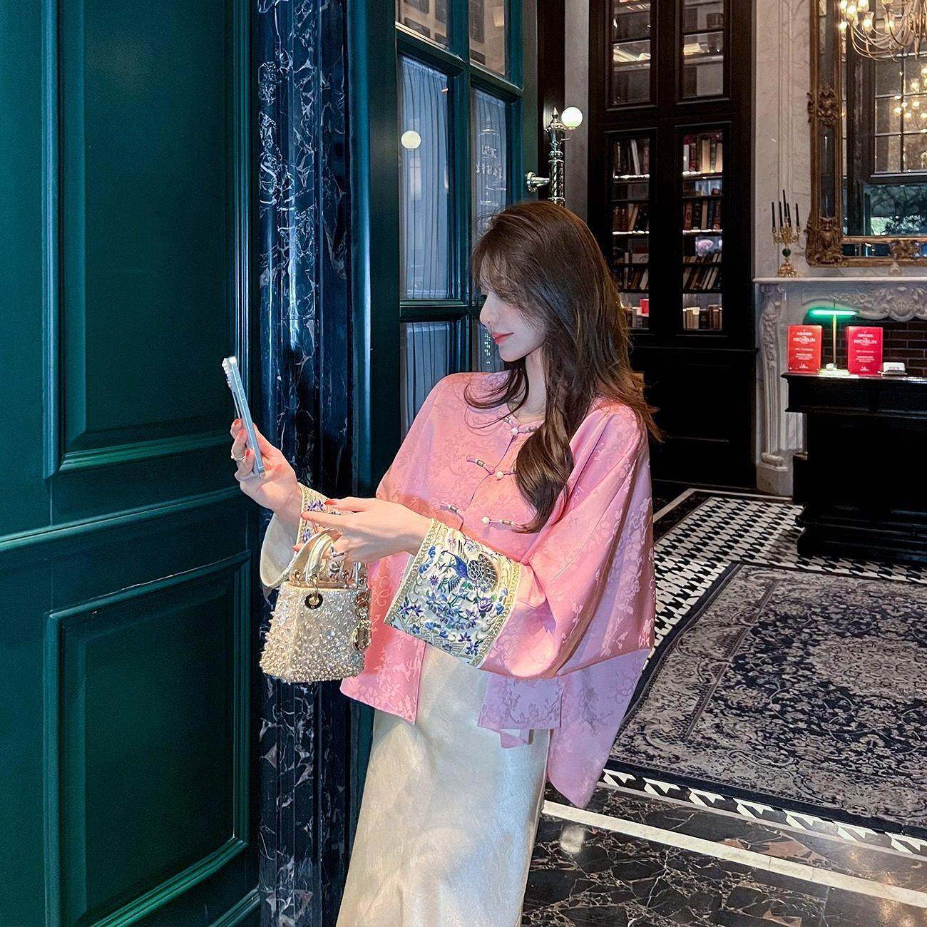 新中式国风绣花缎面短款外套女2025春秋季新款设计感小众唐装上衣