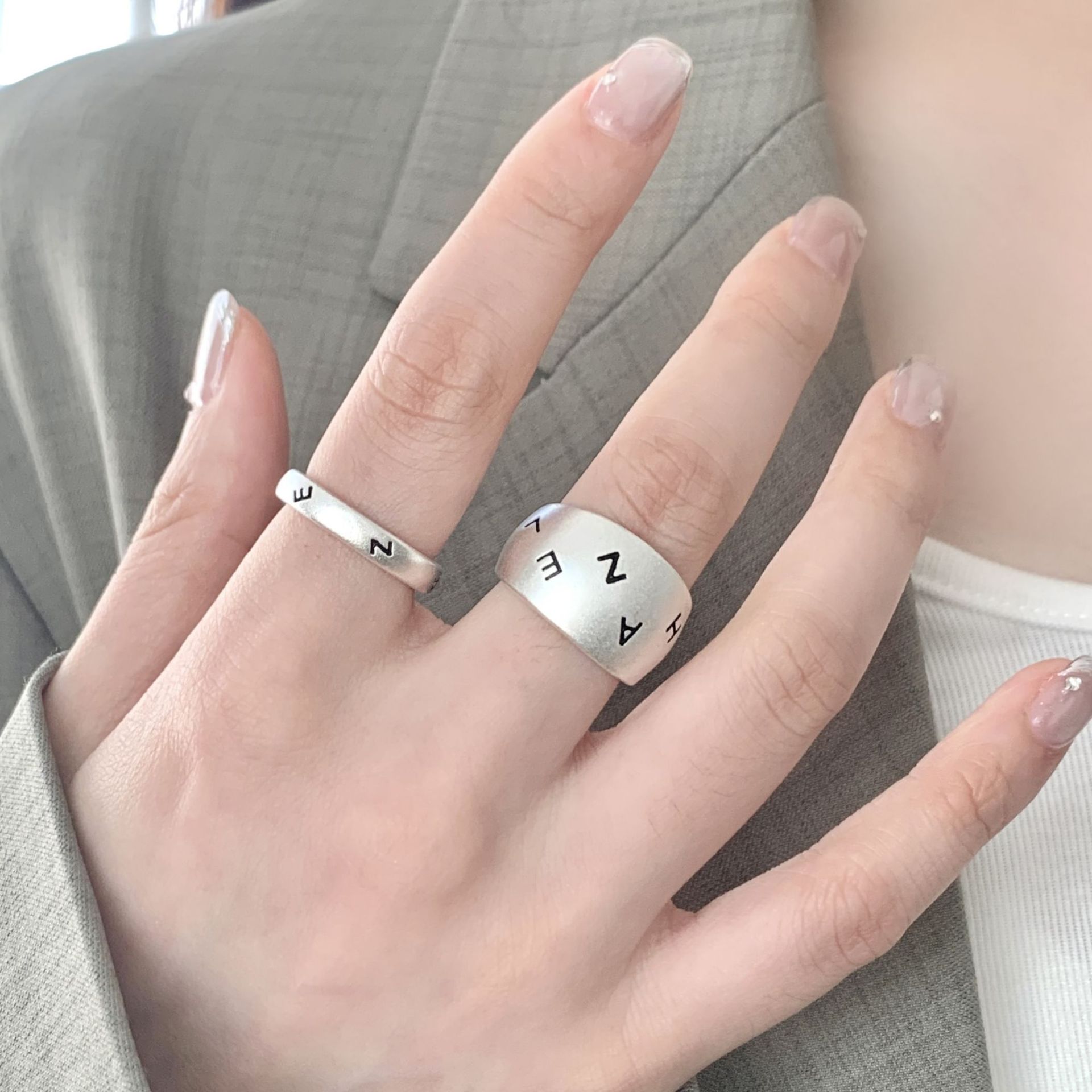 一恋甜美字母个性叠戴戒指女几何宽边素圈精致百搭开口指环小众食