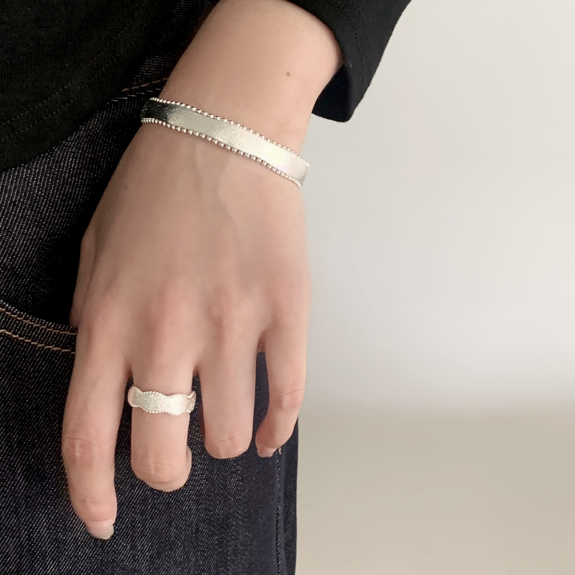 一恋精致拉丝花边手镯女气质优雅百搭个性冷淡风不规则戒指叠戴手