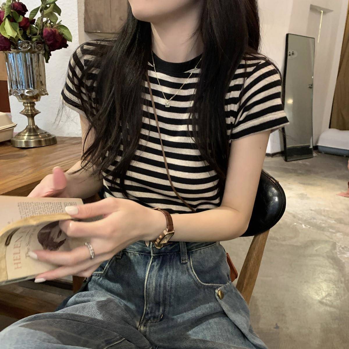2025年春装新款女装正肩条纹短袖T恤夏季小衫内搭紧身短款上衣潮