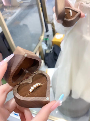 黄金镶嵌莫桑戒指999足金排钻戒指