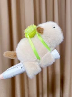 卡皮巴拉羽毛球拍手柄保护套保护挂件创意毛绒玩偶可握两支球拍