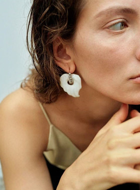 白色珐琅鹅掌叶耳环女欧美轻奢小众设计高级感滴釉叶子耳坠耳饰