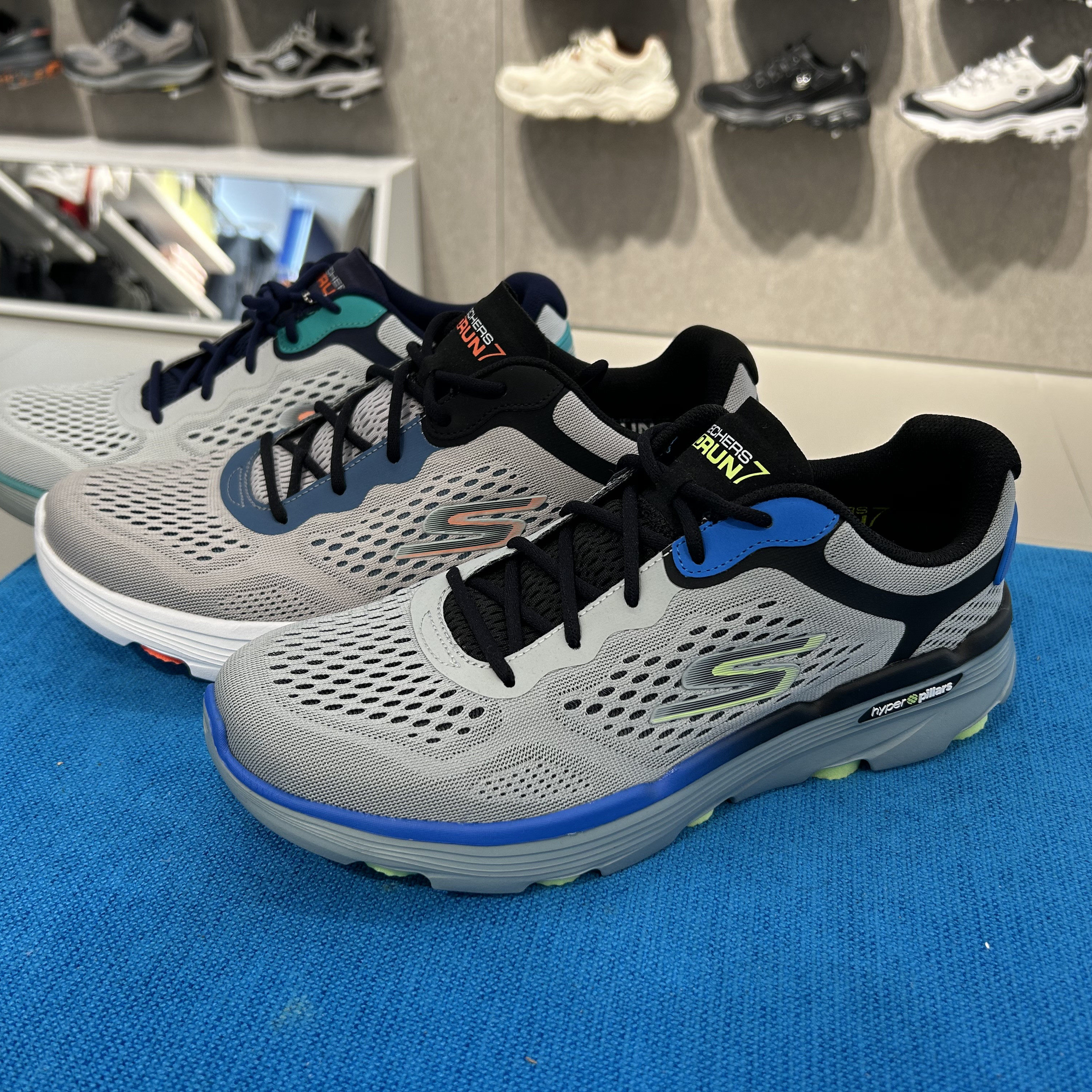 Skechers斯凯奇2024新款甄子丹同款男子软底健步运动跑步鞋220644