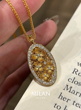 金色镂空花窗吊坠项链女