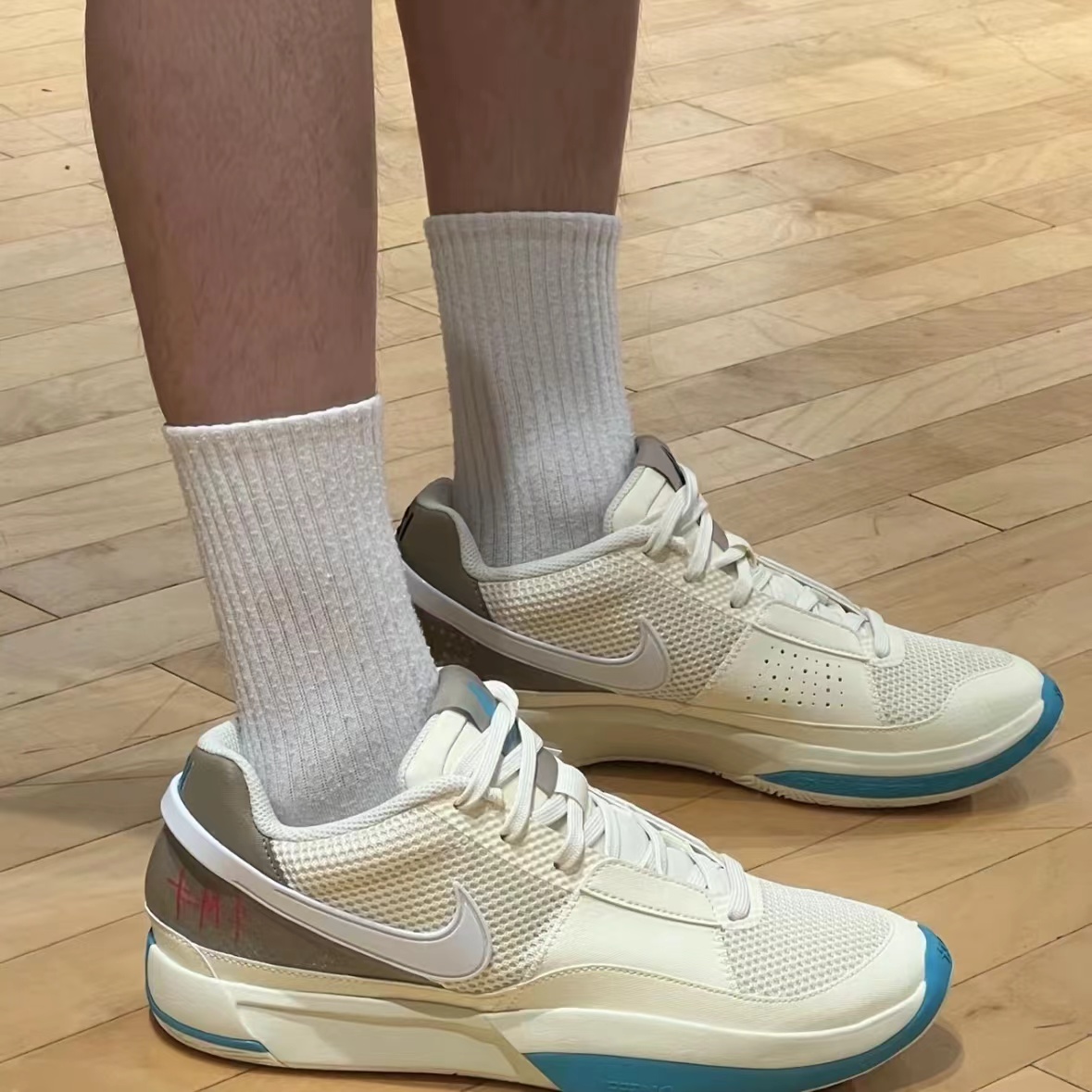 NIKE减震运动篮球鞋防滑耐磨