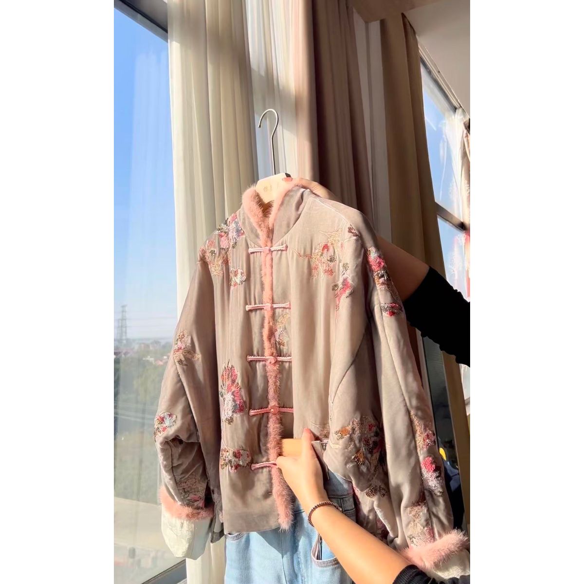 DY3251樱美嘉桑蚕丝真丝丝绒新中式刺绣钉珠棉服加棉水貂毛外套女