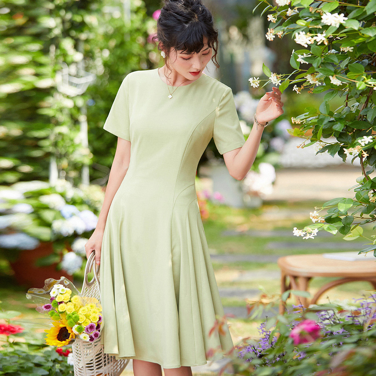 短袖复古设计感绿色小众别致连衣裙夏垂感温柔气质收腰显瘦a字裙
