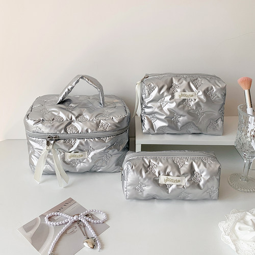 Hisocute银色蝴蝶结大号手提化妆包学生便携洗漱包外出杂物收纳包