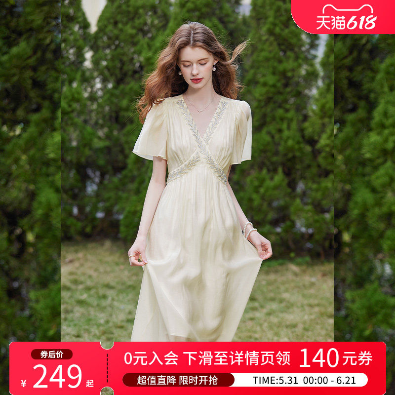 白鹿语法式高级感V领泡泡袖仙女裙夏款收腰修身钉珠女连衣裙