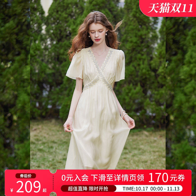 白鹿语法式高级感V领泡泡袖仙女裙夏款收腰修身钉珠女连衣裙