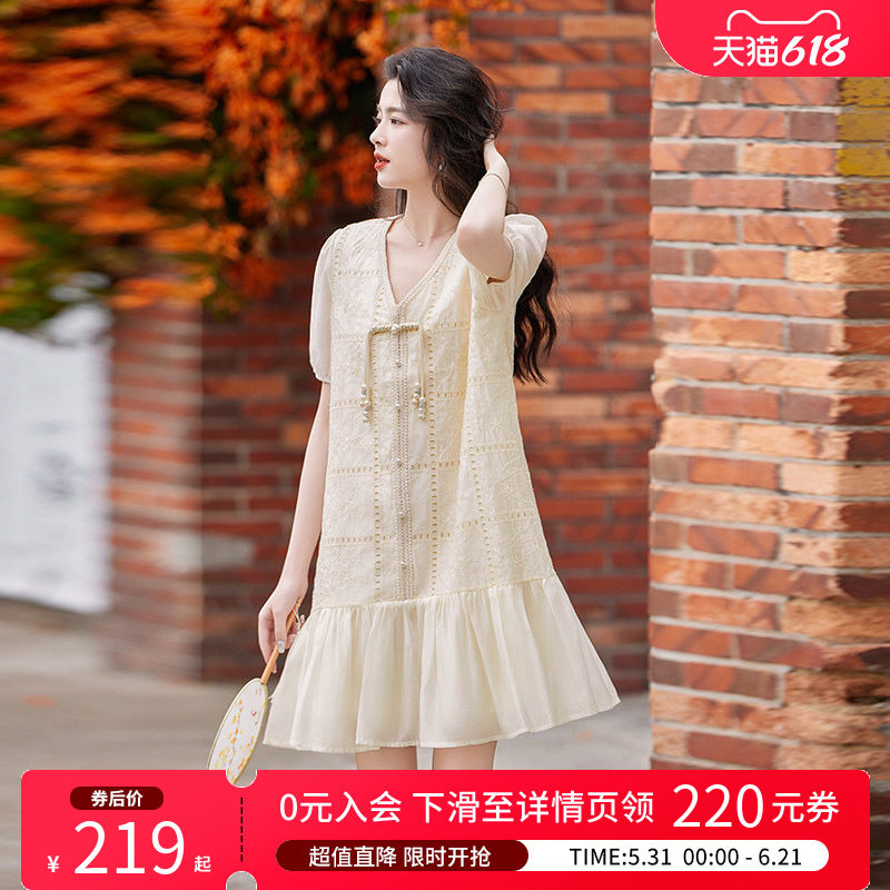 白鹿语新中式盘扣刺绣裙2025夏季新款优雅泡泡袖V领宽松连衣裙女