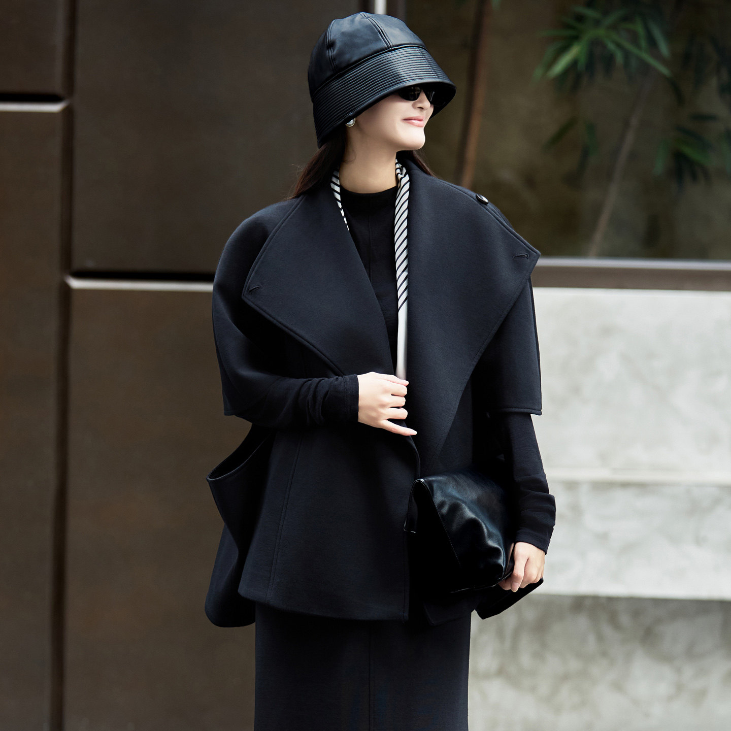 100%羊毛设计感小众大衣女短款秋冬新款时尚大翻领宽松黑色短外套