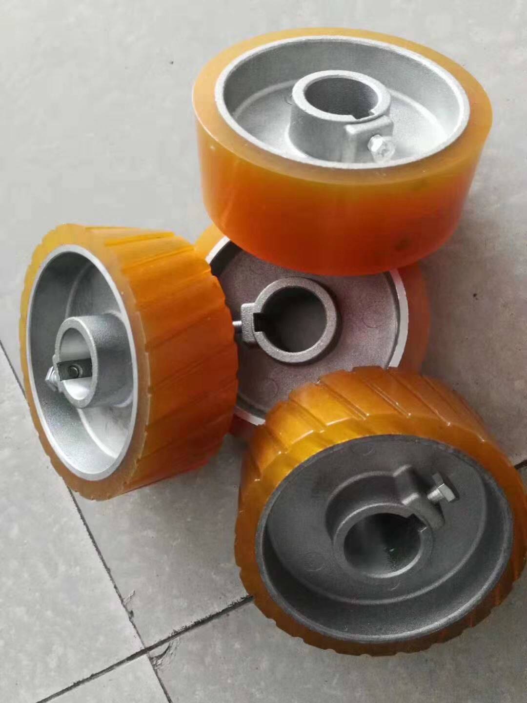 聚氨酯包胶轮木工四面刨送料轮压料轮四面刨配件胶轮耐磨140