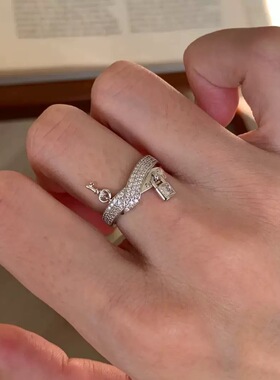欧美轻奢时尚解锁偏爱锁头钥匙打结满钻戒指女轻奢高级感独特指环