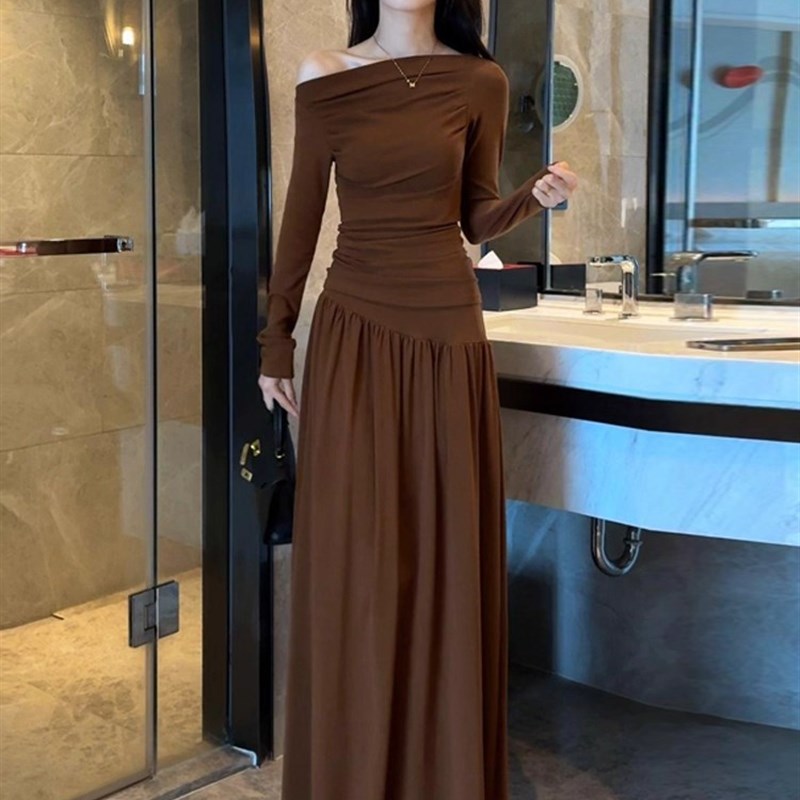 香港时尚套装裙女秋季新款显瘦露肩长袖T恤半身裙减龄两件套