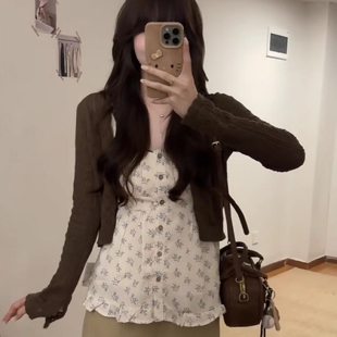 法式高级感穿搭套装女2025秋季新款碎花吊带背心外搭长袖棕色开衫