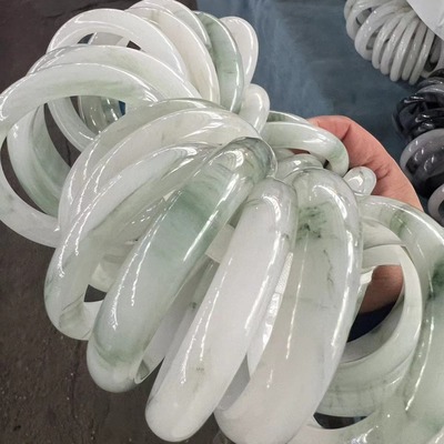 一件代发天然新疆金丝玉天山翠手镯飘花玉镯翡翠色冰翠玉美