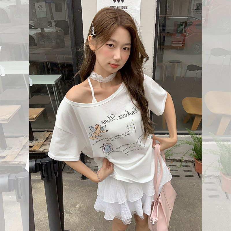 韩系白色斜肩露肩短袖t恤女2026夏季新款辣妹印花褶皱设计感上衣