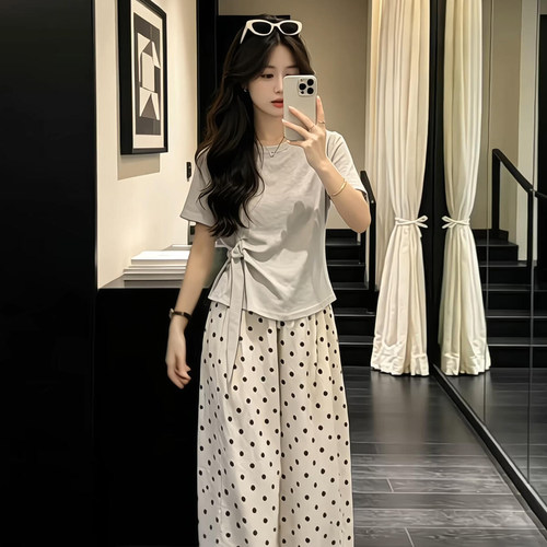 巨好看ootd穿搭一整套2026新款灰色短袖t恤女夏季阔脚裤两件套装