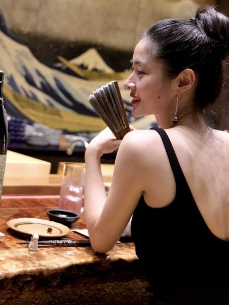 秀场设计师设计师秀场黑色耳环