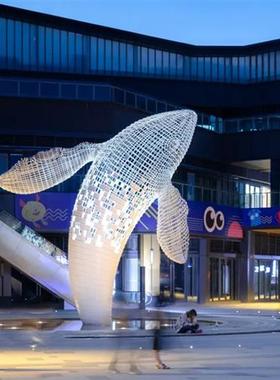 户外园林玻璃钢熊雕塑水景景观卡通摆件定制鹿抽象吉祥物天使龙虾