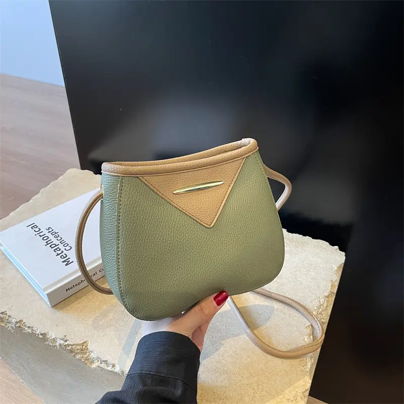 新款真皮质感水桶包拼色单肩包