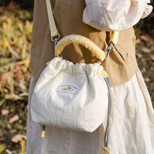日系文艺单肩微单相机包女生斜挎包手提摄影包便携出游抽绳水桶包