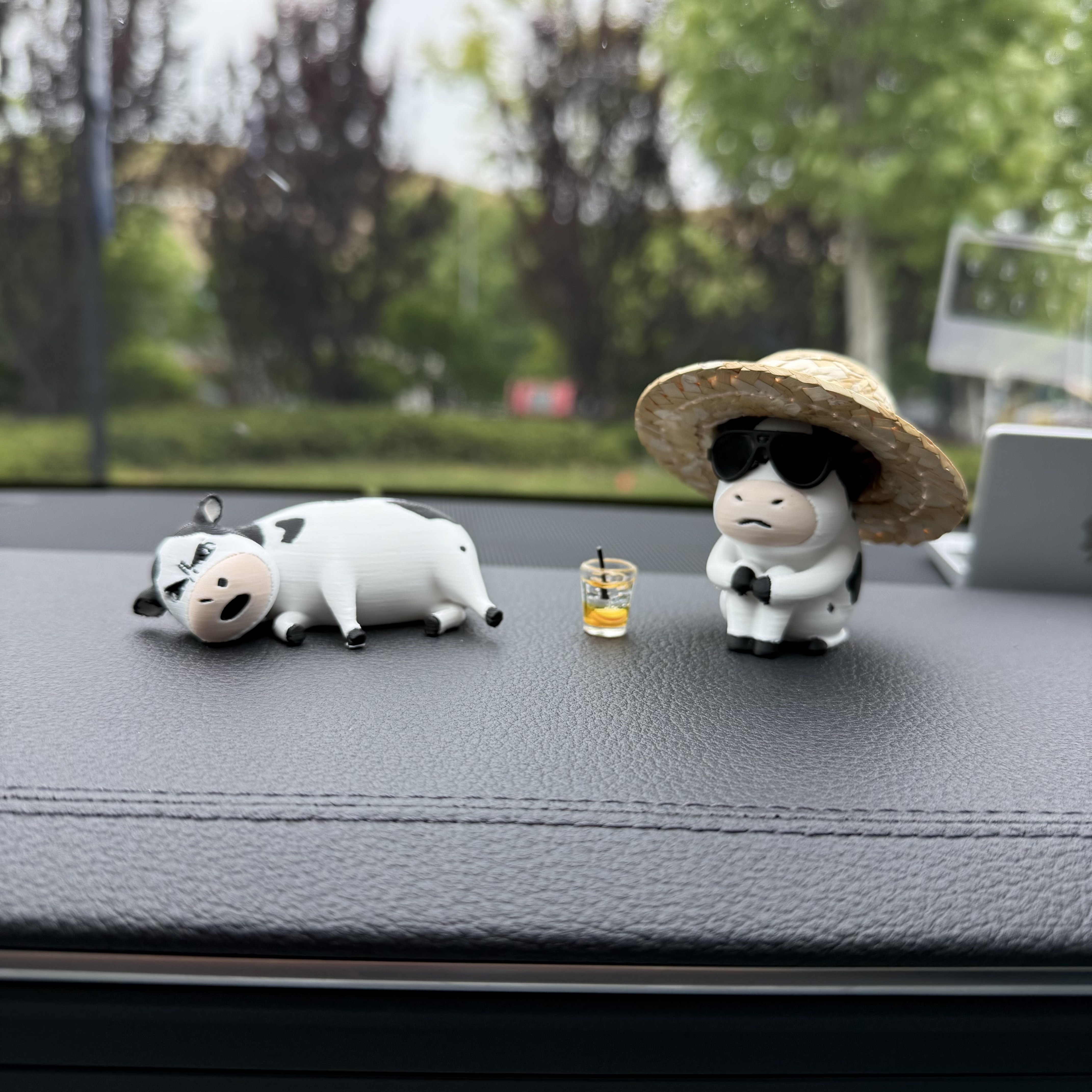 草地牛汽车摆件手办可爱丑萌牛公仔车载中控台桌面装饰品礼物盲盒