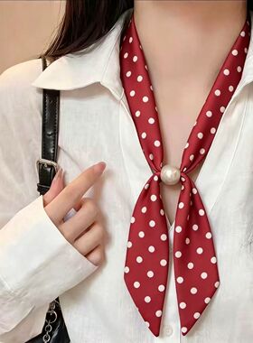 红色配饰点缀衣服高级感