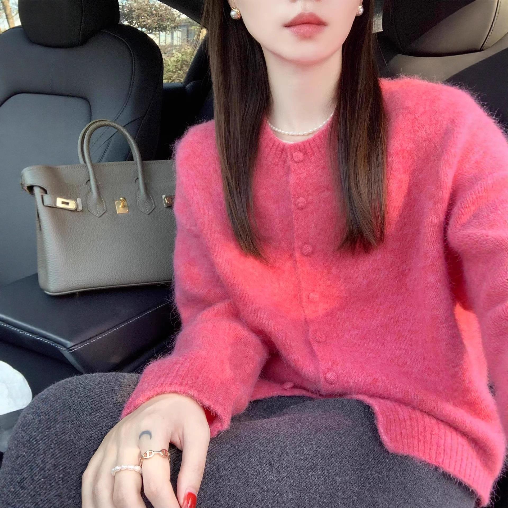 温柔系穿搭玫红色针织开衫