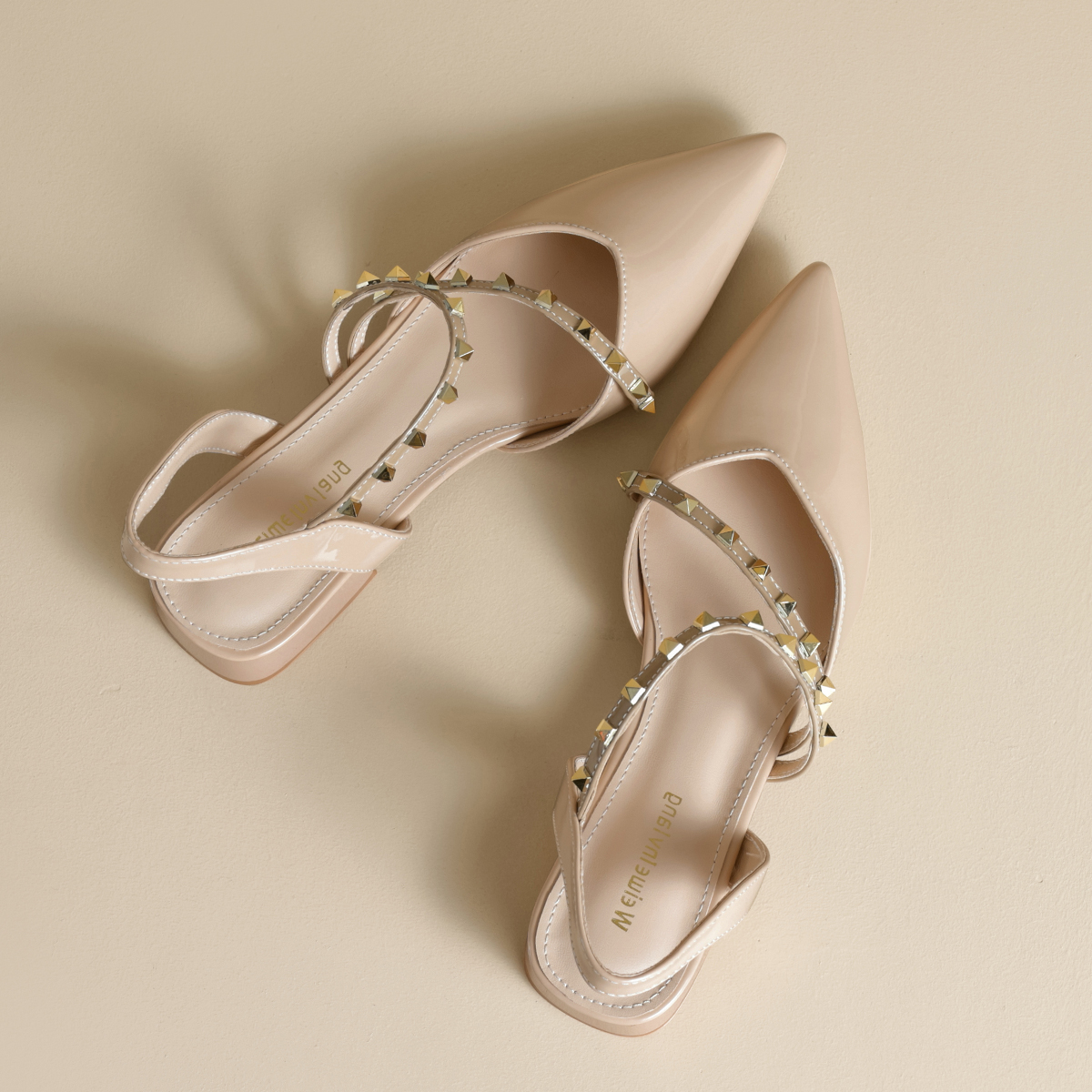 包头凉鞋女高级感铆钉平跟2025夏新款法式透气尖头大尺码女鞋41到