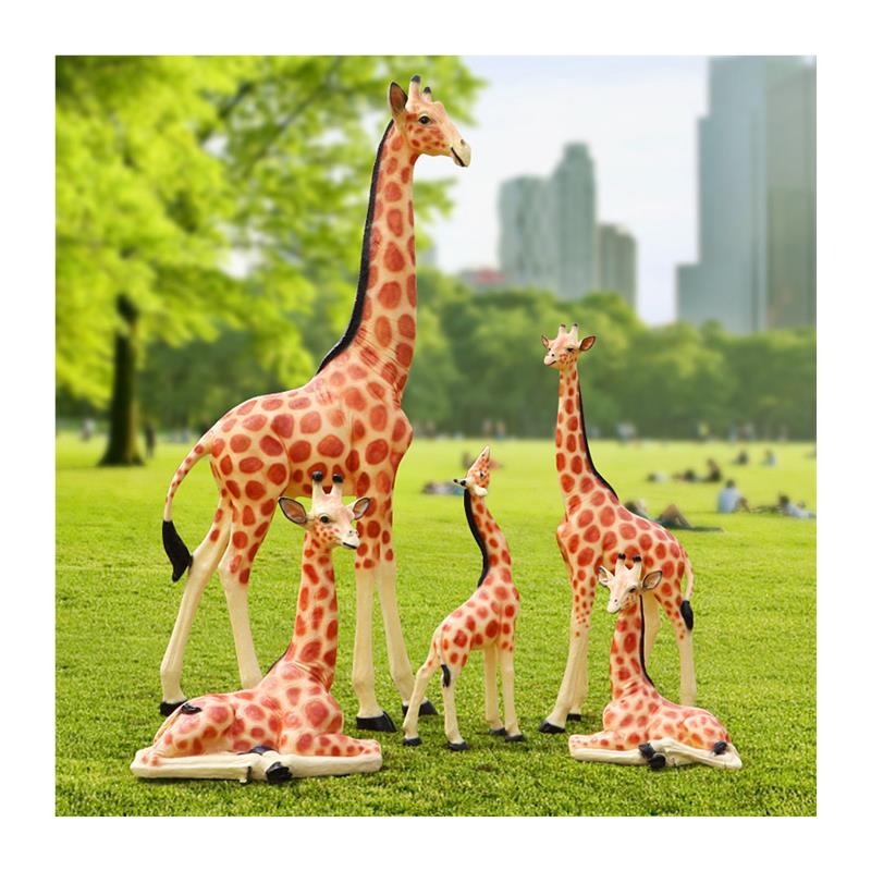 户外仿真长颈鹿大型摆件园林景观玻璃钢动物雕塑公园草坪落地装饰
