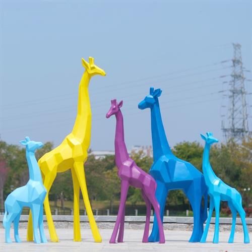 大型户外几何彩绘长颈鹿雕塑玻璃钢抽象园林景观楼盘落地摆件装饰
